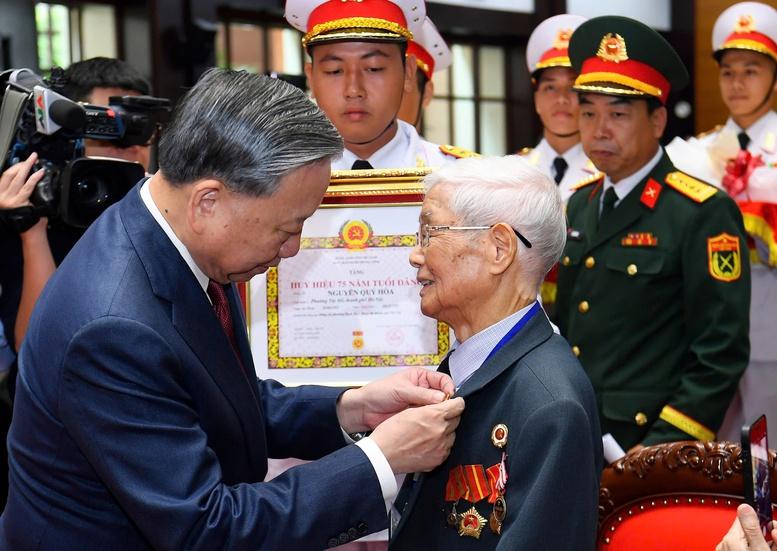 Mong muốn tiếp tục nhận được những ý kiến đóng góp tâm huyết của các đồng chí cán bộ cấp cao qua các thời kỳ- Ảnh 3. Mong muốn tiếp tục nhận được những ý kiến đóng góp tâm huyết của các đồng chí cán bộ cấp cao qua các thời kỳ- Ảnh 3.