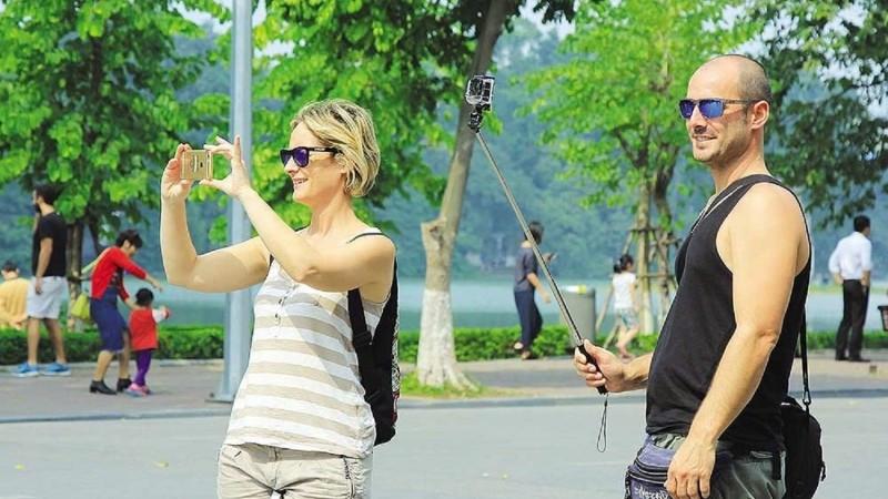 Du khách quốc tế khám phá vẻ đẹp Thủ đô Hà Nội. (Ảnh: HỒ HẠ)