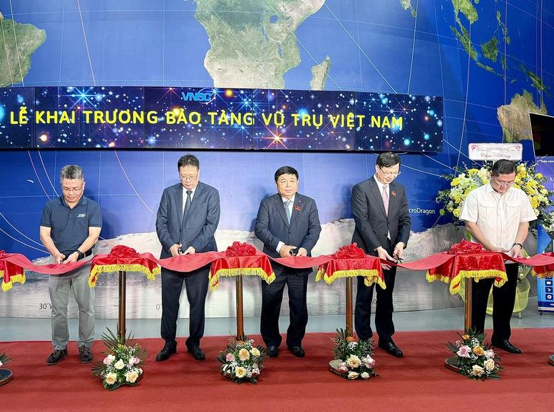 Phó Thủ tướng Nguyễn Chí Dũng dự lễ khai trương Bảo tàng Vũ trụ Việt Nam- Ảnh 1. Phó Thủ tướng Nguyễn Chí Dũng dự lễ khai trương Bảo tàng Vũ trụ Việt Nam- Ảnh 1.