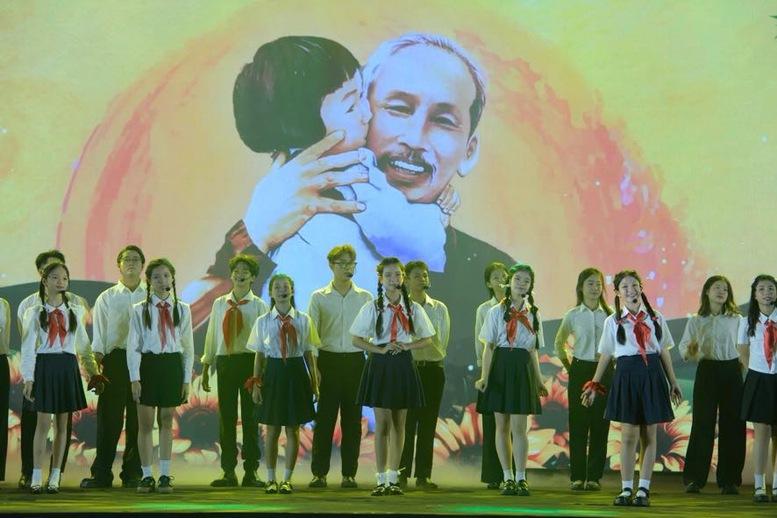 Thủ tướng: Triển lãm 80 năm tôn vinh lịch sử vẻ vang, lan tỏa lòng yêu nước, niềm tự hào, khát vọng vươn mình của dân tộc- Ảnh 10.