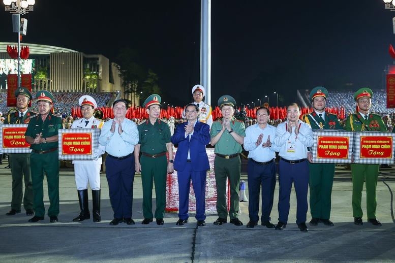 Sơ duyệt Diễu binh, diễu hành A80: Thể hiện khí thế hào hùng, sức mạnh của lực lượng vũ trang nhân dân- Ảnh 2. Sơ duyệt Diễu binh, diễu hành A80: Thể hiện khí thế hào hùng, sức mạnh của lực lượng vũ trang nhân dân- Ảnh 2.