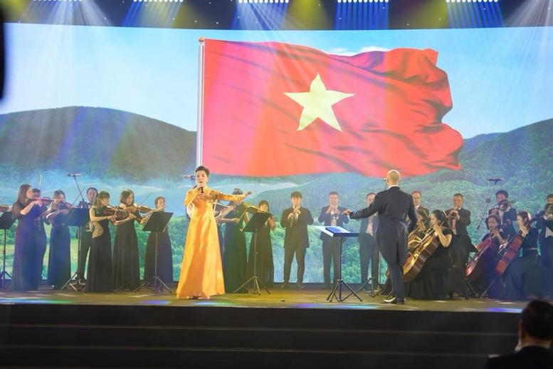 Thủ tướng: Triển lãm 80 năm tôn vinh lịch sử vẻ vang, lan tỏa lòng yêu nước, niềm tự hào, khát vọng vươn mình của dân tộc- Ảnh 9.