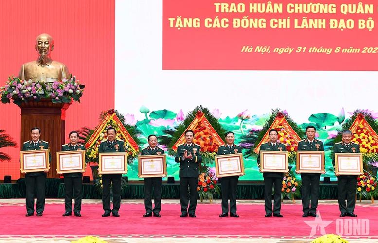Trao Huân chương Quân công tặng các đồng chí lãnh đạo Bộ Quốc phòng- Ảnh 5. Trao Huân chương Quân công tặng các đồng chí lãnh đạo Bộ Quốc phòng- Ảnh 5.