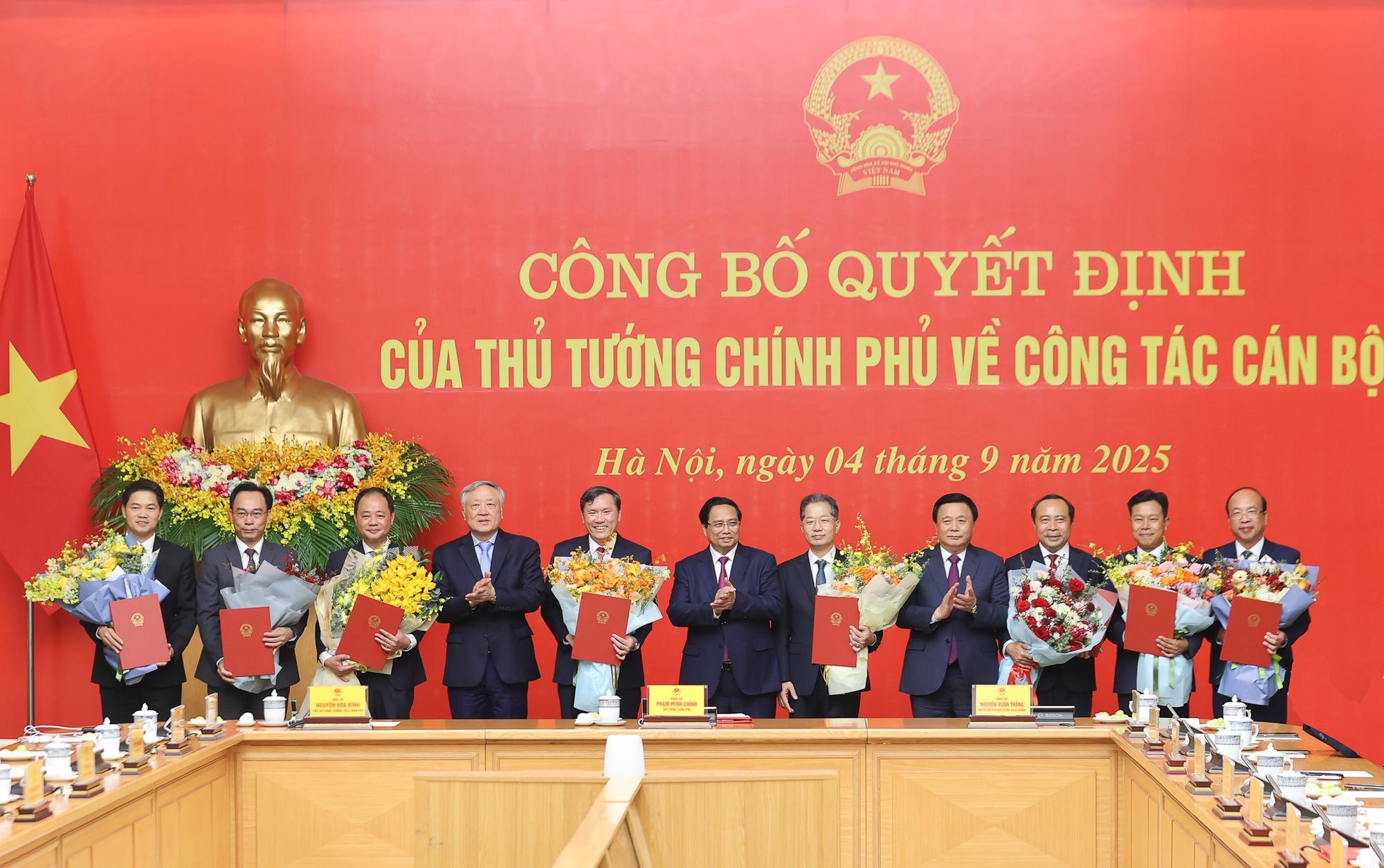 Thủ tướng trao quyết định bổ nhiệm lãnh đạo 8 bộ, cơ quan- Ảnh 2.