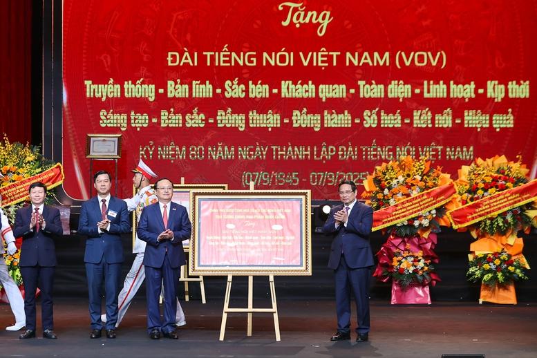 Thủ tướng: "Tiếng nói Việt Nam" luôn vang xa, bay cao, tạo động lực, truyền cảm hứng cho các thế hệ- Ảnh 4. Thủ tướng: "Tiếng nói Việt Nam" luôn vang xa, bay cao, tạo động lực, truyền cảm hứng cho các thế hệ- Ảnh 4.