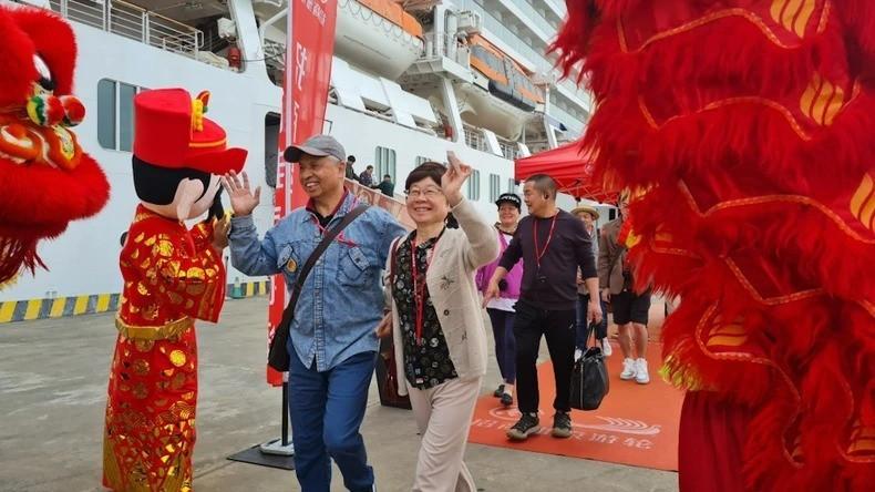 Du khách trên tàu biển mang quốc tịch Trung Quốc hào hứng khi đến Việt Nam. (Ảnh: H.B)