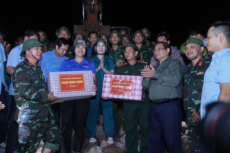 Thủ tướng viếng những người thiệt mạng, thăm hỏi người dân bị thiệt hại do lốc xoáy tại Ninh Bình- Ảnh 6.