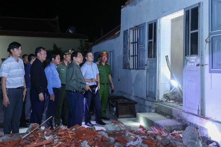 Thủ tướng viếng những người thiệt mạng, thăm hỏi người dân bị thiệt hại do lốc xoáy tại Ninh Bình- Ảnh 1.