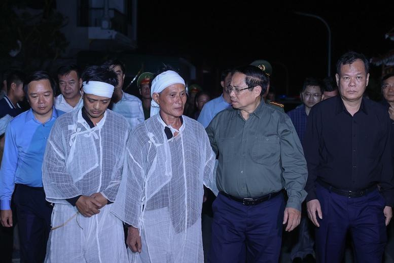 Thủ tướng viếng những người thiệt mạng, thăm hỏi người dân bị thiệt hại do lốc xoáy tại Ninh Bình- Ảnh 3.