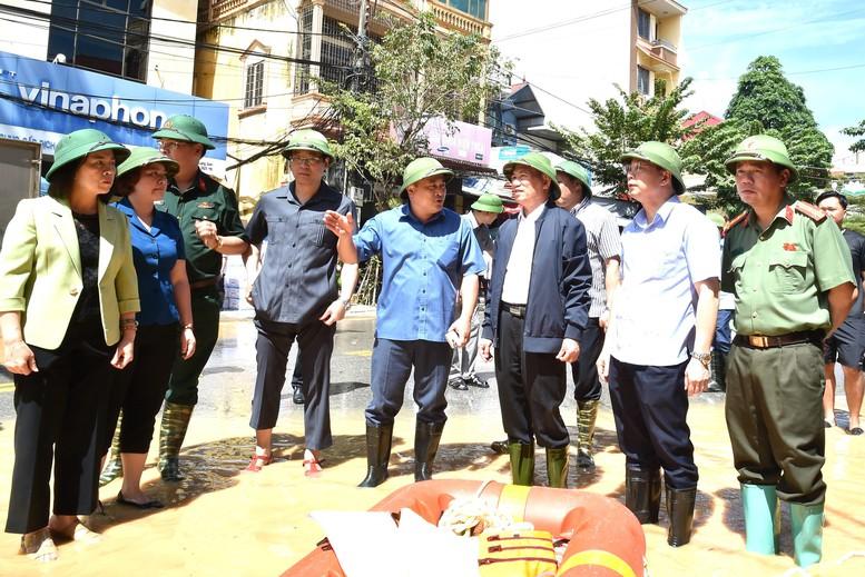 Phó Thủ tướng Hồ Đức Phớc kiểm tra công tác ứng phó, khắc phục hậu quả mưa lũ tại Lạng Sơn- Ảnh 5. Phó Thủ tướng Hồ Đức Phớc kiểm tra công tác ứng phó, khắc phục hậu quả mưa lũ tại Lạng Sơn- Ảnh 5.