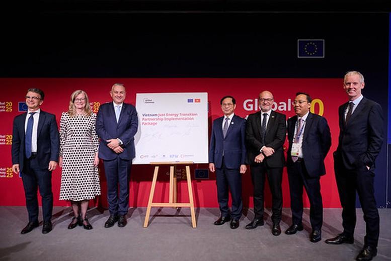 EU hỗ trợ Việt Nam 430 triệu euro thúc đẩy chuyển đổi năng lượng công bằng- Ảnh 1. EU hỗ trợ Việt Nam 430 triệu euro thúc đẩy chuyển đổi năng lượng công bằng- Ảnh 1.