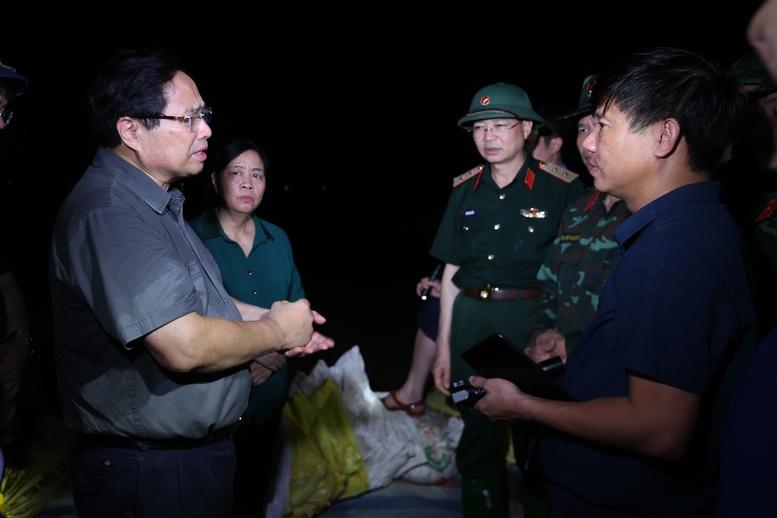 Thủ tướng kiểm tra công tác ứng phó mưa lũ tại vùng ven sông của Hà Nội- Ảnh 13.