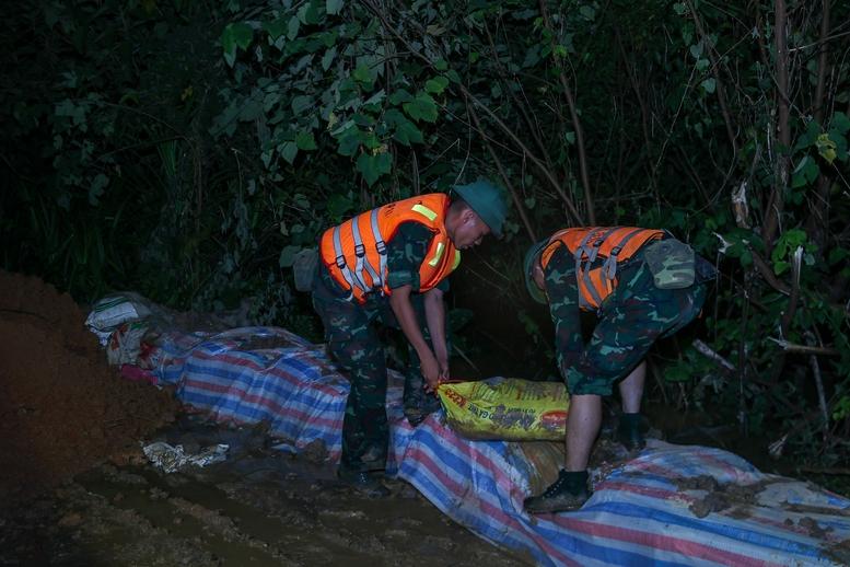 Thủ tướng kiểm tra công tác ứng phó mưa lũ tại vùng ven sông của Hà Nội- Ảnh 16.