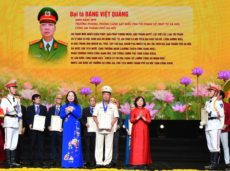 Thủ tướng: Để Hà Nội là nơi 'phát sáng nhân tài; khai phóng trí tuệ; lan tỏa nhân văn; hòa hợp thiên nhiên; tiến cùng thời đại'- Ảnh 6. Thủ tướng: Để Hà Nội là nơi 'phát sáng nhân tài; khai phóng trí tuệ; lan tỏa nhân văn; hòa hợp thiên nhiên; tiến cùng thời đại'- Ảnh 6.