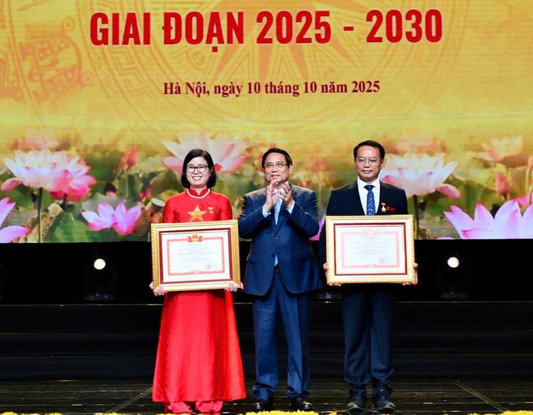 Thủ tướng: Để Hà Nội là nơi 'phát sáng nhân tài; khai phóng trí tuệ; lan tỏa nhân văn; hòa hợp thiên nhiên; tiến cùng thời đại'- Ảnh 5. Thủ tướng: Để Hà Nội là nơi 'phát sáng nhân tài; khai phóng trí tuệ; lan tỏa nhân văn; hòa hợp thiên nhiên; tiến cùng thời đại'- Ảnh 5.