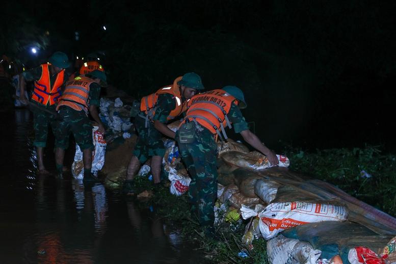 Thủ tướng kiểm tra công tác ứng phó mưa lũ tại vùng ven sông của Hà Nội- Ảnh 18.