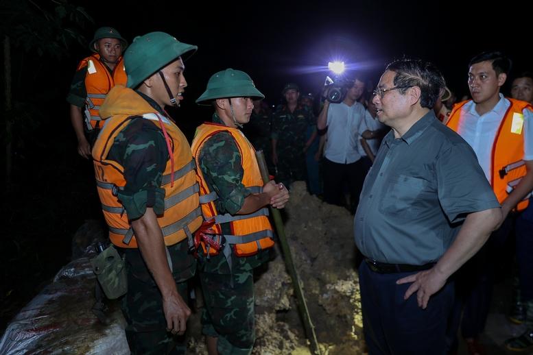 Thủ tướng kiểm tra công tác ứng phó mưa lũ tại vùng ven sông của Hà Nội- Ảnh 12.