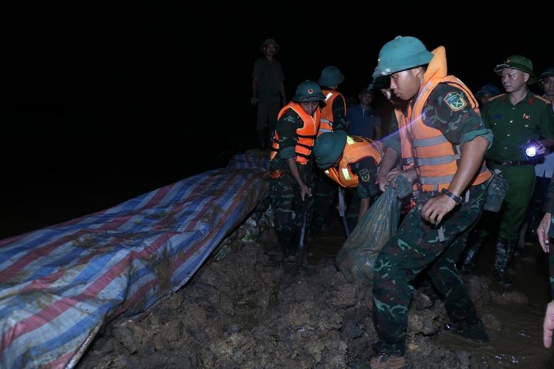 Thủ tướng kiểm tra công tác ứng phó mưa lũ tại vùng ven sông của Hà Nội- Ảnh 17.