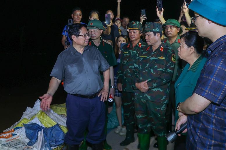 Thủ tướng kiểm tra công tác ứng phó mưa lũ tại vùng ven sông của Hà Nội- Ảnh 5.
