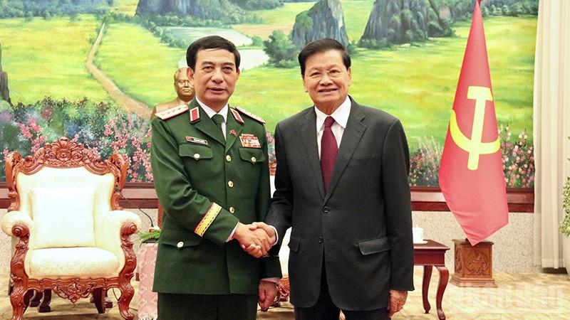 Đại tướng Phan Văn Giang chào xã giao Tổng Bí thư, Chủ tịch nước Lào Thongloun Sisoulith. (Ảnh: TRỊNH DŨNG)