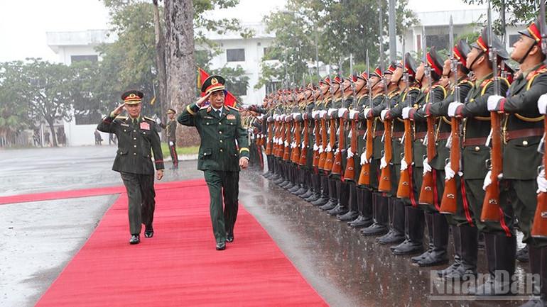 Thượng tướng Khamliang Outhakaysone, Bộ trưởng Quốc phòng Lào chủ trì lễ đón Đại tướng Phan Văn Giang cùng Đoàn đại biểu cấp cao Bộ Quốc phòng Việt Nam. (Ảnh: TRỊNH DŨNG) ndo_br_9.jpg