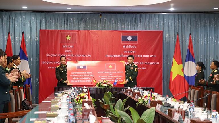 Đại tướng Phan Văn Giang trao tặng Bộ Quốc phòng Lào trang thiết bị, vật dụng phục vụ Lễ kỷ niệm 50 năm Quốc khánh Lào. (Ảnh: TRỊNH DŨNG) ndo_br_7.jpg