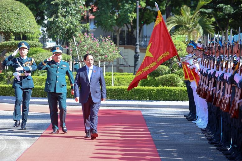 Thủ tướng: Phòng không - không quân là tuyến đầu phòng thủ chiến lược, cần nghiên cứu xây dựng "Vòm Phòng không bền vững"- Ảnh 1. Thủ tướng: Phòng không - không quân là tuyến đầu phòng thủ chiến lược, cần nghiên cứu xây dựng "Vòm Phòng không bền vững"- Ảnh 1.
