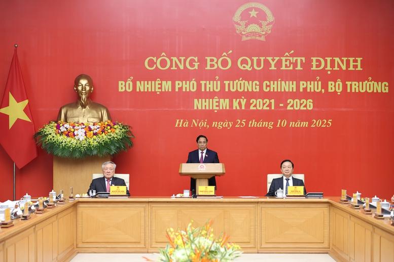 Thủ tướng Phạm Minh Chính trao quyết định bổ nhiệm và giao nhiệm vụ cho 2 Phó Thủ tướng, 3 Bộ trưởng- Ảnh 2. Thủ tướng Phạm Minh Chính trao quyết định bổ nhiệm và giao nhiệm vụ cho 2 Phó Thủ tướng, 3 Bộ trưởng- Ảnh 2.
