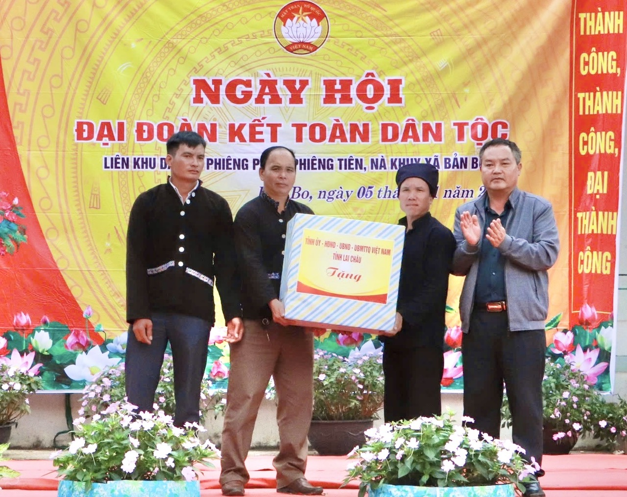 Phó Chủ tịch UBND tỉnh Giàng A Tính dự Ngày hội “Đại đoàn kết toàn dân tộc” liên bản Phiêng Pẳng - Phiêng Tiên - Nà Khuy, xã Bản Bo