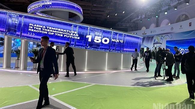 Quang cảnh tại các gian hàng trưng bày tại Tuần lễ Năng lượng Nga. (Ảnh: THÙY VÂN)