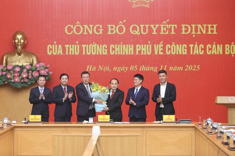 Thủ tướng trao quyết định bổ nhiệm Phó Tổng Thanh tra Thường trực Thanh tra Chính phủ cho đồng chí Nguyễn Quốc Đoàn- Ảnh 6. Thủ tướng trao quyết định bổ nhiệm Phó Tổng Thanh tra Thường trực Thanh tra Chính phủ cho đồng chí Nguyễn Quốc Đoàn- Ảnh 6.