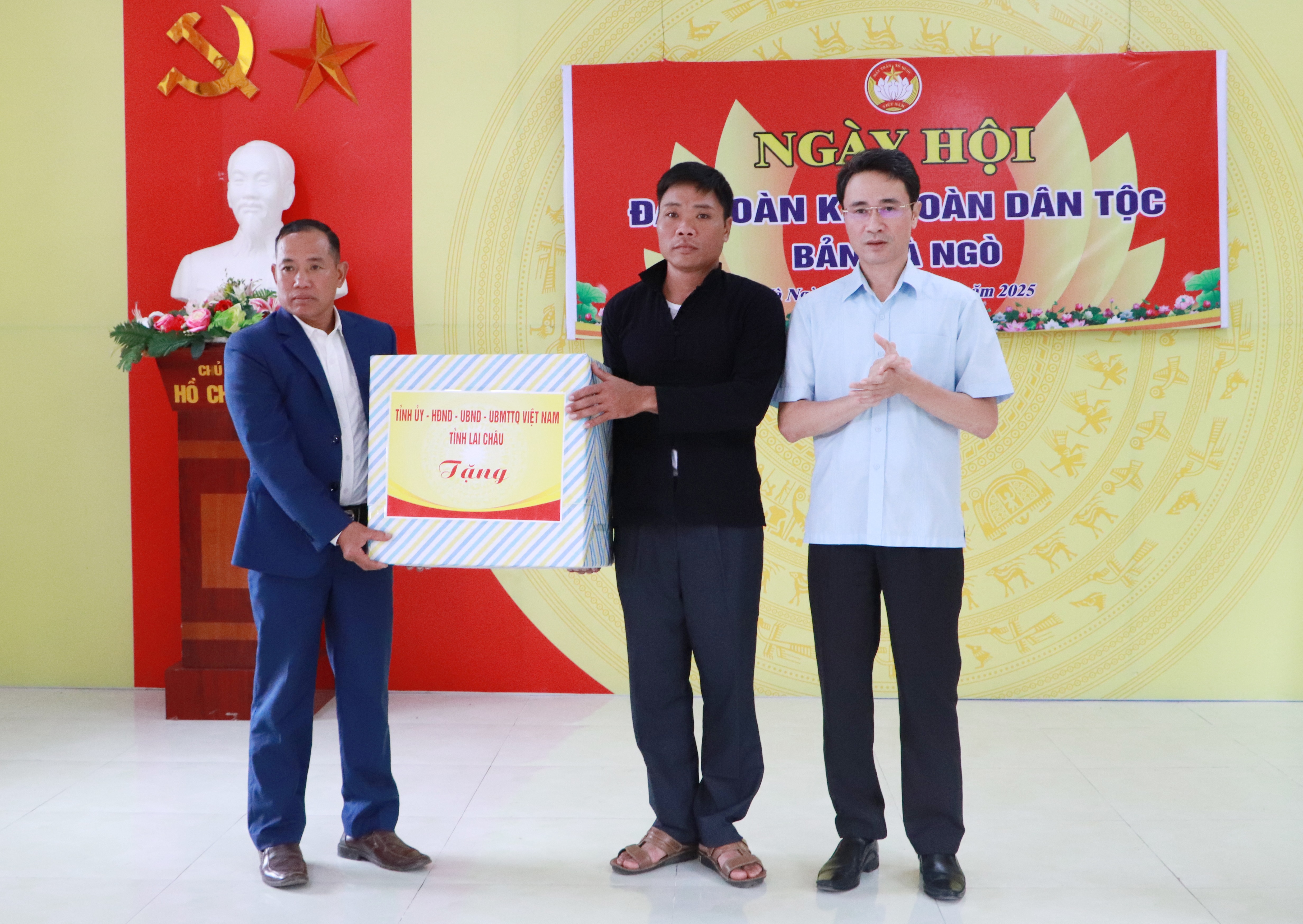 Phó Chủ tịch UBND tỉnh Hà Trọng Hải dự Ngày hội Đại đoàn kết toàn dân tộc tại bản Nà Ngò, xã Nậm Sỏ