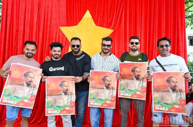 Du khách quốc tế đến Hà Nội dịp Quốc khánh 2/9 (Ảnh: THÀNH ĐẠT)