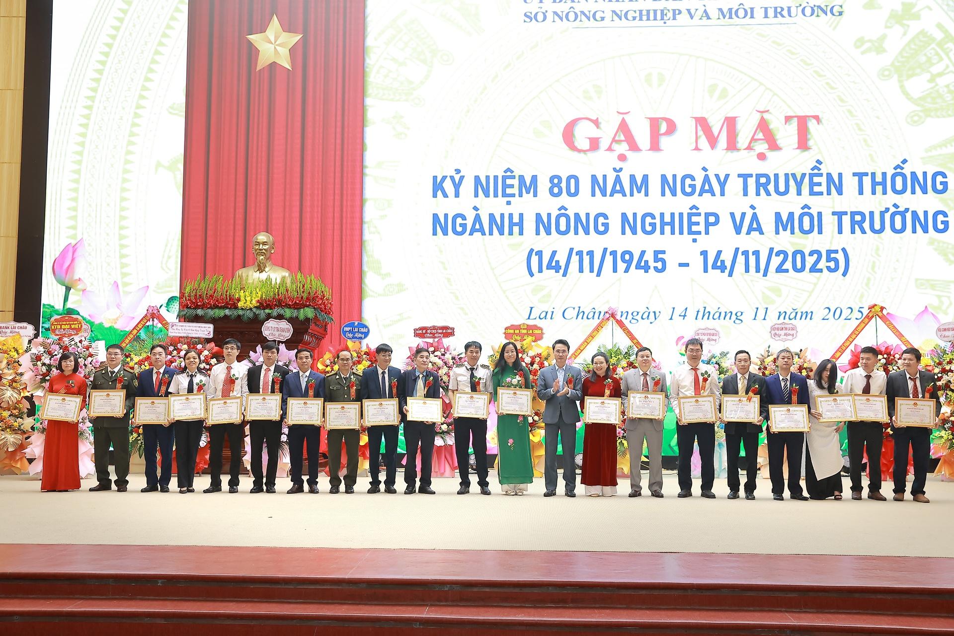 Đồng chí Hà Trọng Hải - Phó Chủ tịch UBND tỉnh tặng Bằng khen của Chủ tịch UBND tỉnh cho các tập thể, cá nhân. Đồng chí Hà Trọng Hải - Phó Chủ tịch UBND tỉnh tặng Bằng khen của Chủ tịch UBND tỉnh cho các tập thể, cá nhân.