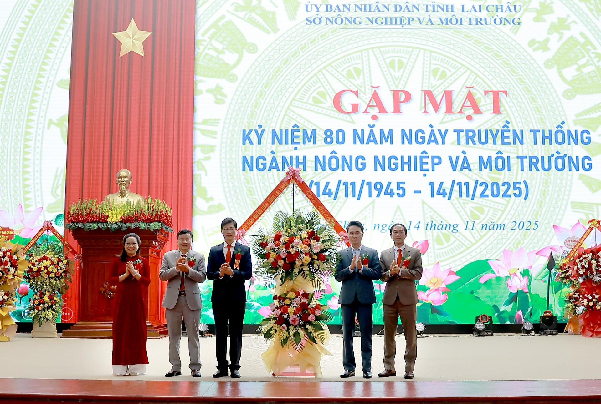 Đồng chí Hà Văn Um - Nguyên Giám đốc Sở Nông nghiệp và Môi trường phát biểu tại buổi gặp mặt. Đồng chí Hà Trọng Hải - Phó Chủ tịch UBND tỉnh tặng hoa chúc mừng tại buổi gặp mặt. Đồng chí Hà Văn Um - Nguyên Giám đốc Sở Nông nghiệp và Môi trường phát biểu tại buổi gặp mặt. Đồng chí Hà Trọng Hải - Phó Chủ tịch UBND tỉnh tặng hoa chúc mừng tại buổi gặp mặt.