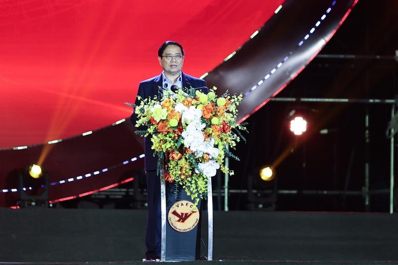 Thủ tướng kêu gọi chung sức đồng lòng, đồng cam cộng khổ, chia sẻ với đồng bào miền Trung- Ảnh 2.