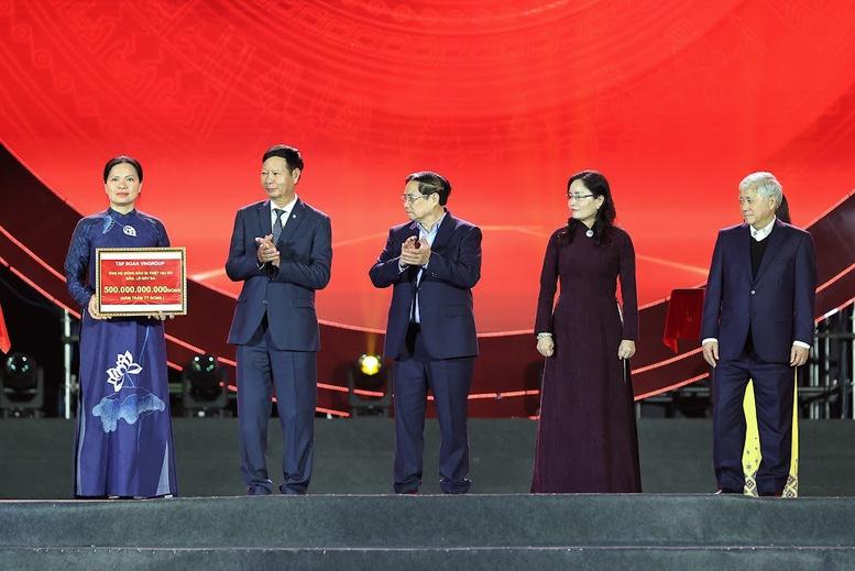 Thủ tướng kêu gọi chung sức đồng lòng, đồng cam cộng khổ, chia sẻ với đồng bào miền Trung- Ảnh 7.