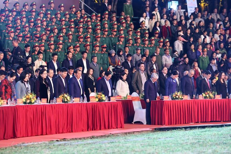 Thủ tướng kêu gọi chung sức đồng lòng, đồng cam cộng khổ, chia sẻ với đồng bào miền Trung- Ảnh 1.