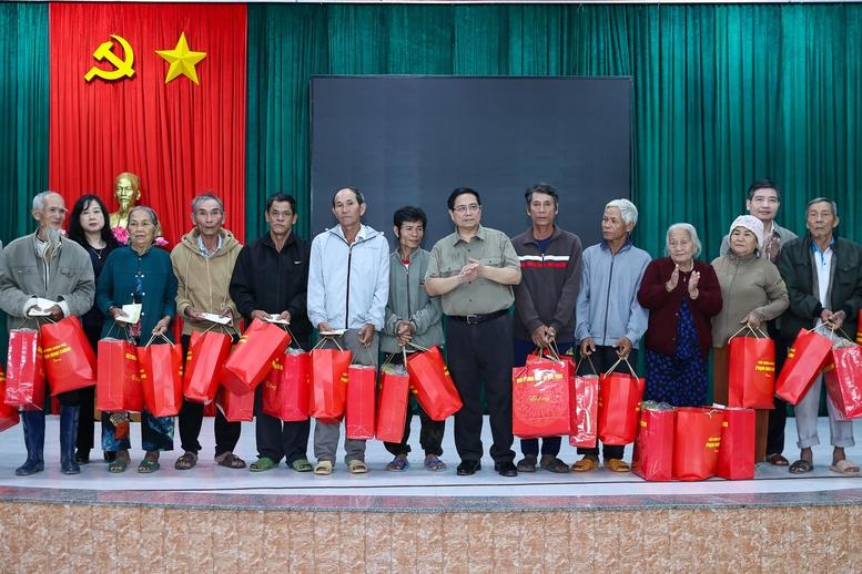 Thủ tướng: Triển khai "chiến dịch Quang Trung" thần tốc dựng lại nhà cho đồng bào bị thiên tai- Ảnh 9. Thủ tướng: Triển khai "chiến dịch Quang Trung" thần tốc dựng lại nhà cho đồng bào bị thiên tai- Ảnh 9.