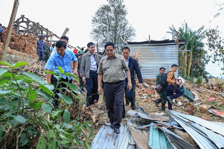Thủ tướng: Triển khai "chiến dịch Quang Trung" thần tốc dựng lại nhà cho đồng bào bị thiên tai- Ảnh 2. Thủ tướng: Triển khai "chiến dịch Quang Trung" thần tốc dựng lại nhà cho đồng bào bị thiên tai- Ảnh 2.