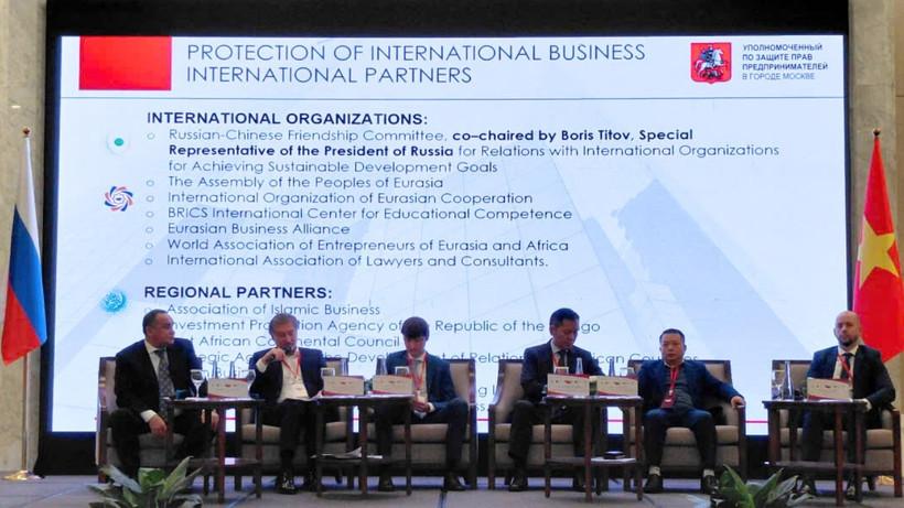 Phiên thảo luận về phát triển doanh nghiệp, hợp tác kinh tế đối ngoại và đầu tư. Ảnh: Thanh Nga