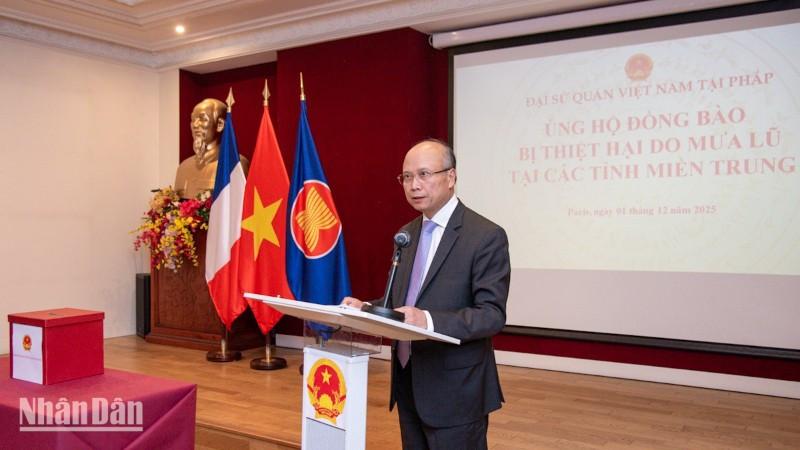 Mỗi tấm lòng, mỗi sự sẻ chia đều vô cùng trân quý, giúp đồng bào vùng lũ có niềm tin, động lực và điều kiện để đứng dậy sau đợt thiên tai. (Ảnh: KHẢI HOÀN)