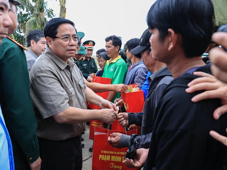 Khẩn trương khắc phục hậu quả do lũ lụt, nhanh chóng khôi phục sản xuất, ổn định đời sống Nhân dân- Ảnh 1. Khẩn trương khắc phục hậu quả do lũ lụt, nhanh chóng khôi phục sản xuất, ổn định đời sống Nhân dân- Ảnh 1.