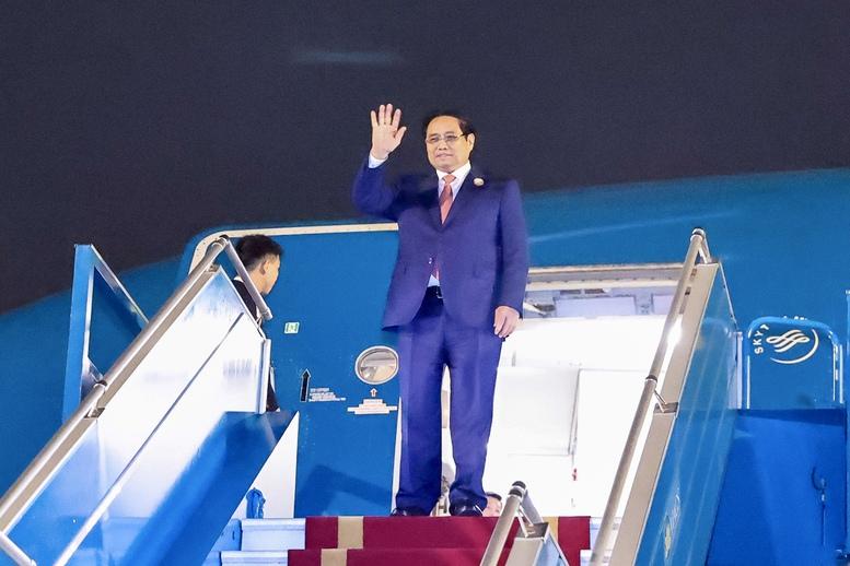 Thủ tướng Phạm Minh Chính về tới Hà Nội, kết thúc tốt đẹp chuyến công tác tại Lào- Ảnh 1.