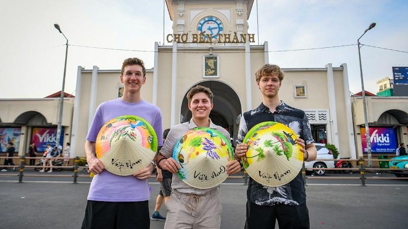 Du khách Đức thăm Thành phố Hồ Chí Minh. (Ảnh: THÀNH ĐẠT)