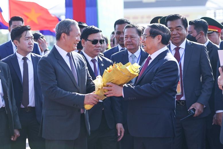 Thủ tướng Phạm Minh Chính cùng Thủ tướng Campuchia khai trương cặp cửa khẩu quốc tế mới- Ảnh 1.