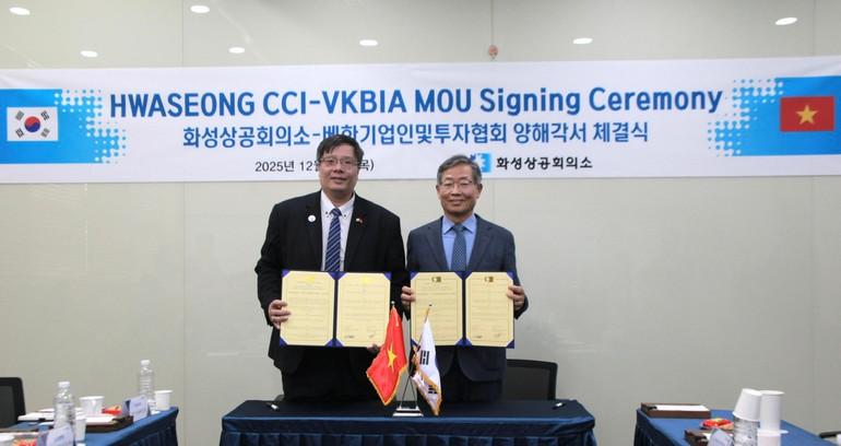 Tiến sĩ Trần Hải Linh, Chủ tịch Hiệp hội Doanh nhân và Đầu tư Việt Nam-Hàn Quốc và lãnh đạo Liên đoàn Thương mại và Công nghiệp Hwaseong ký Biên bản ghi nhớ hợp tác. (Ảnh: VKBIA) ky4.jpg