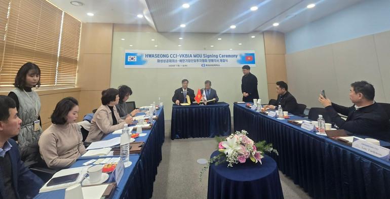 Hiệp hội Doanh nhân và Đầu tư Việt Nam-Hàn Quốc và Liên đoàn Thương mại và Công nghiệp thành phố Hwaseong và Đoàn công tác Học viện An ninh nhân dân đồng chủ trì hội thảo. (Ảnh: VKBIA) ky5.jpg