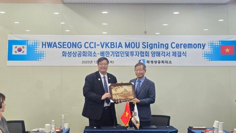 Tiến sĩ Trần Hải Linh, Chủ tịch Hiệp hội Doanh nhân và Đầu tư Việt Nam-Hàn Quốc tặng quà lưu niệm đến lãnh đạo Liên đoàn Thương mại và Công nghiệp Hwaseong.(Ảnh: VKBIA) ky1-7569.jpg