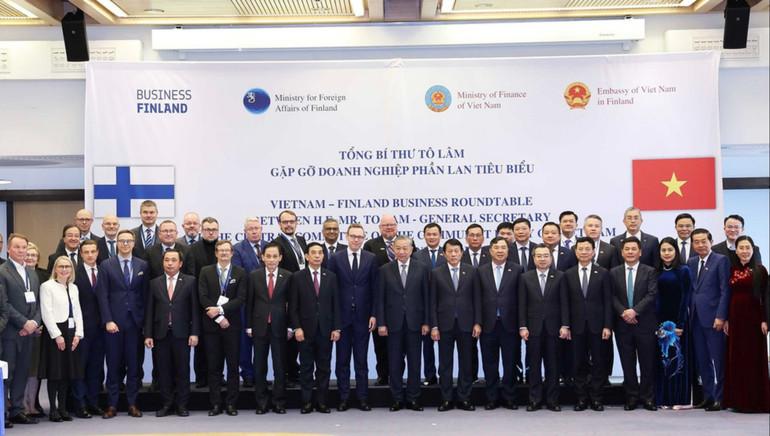 Tổng Bí thư Tô Lâm gặp một số doanh nghiệp tiêu biểu của Phần Lan tại Thủ đô Helsinki, ngày 21/10/2025. (Ảnh: THỐNG NHẤT/TTXVN) img-0354.jpg